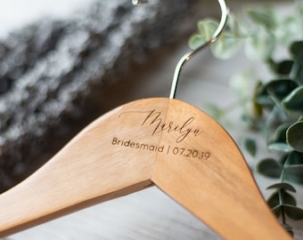 Personalisierter Hochzeitskleiderbügel: Brautgeschenk mit Gravur