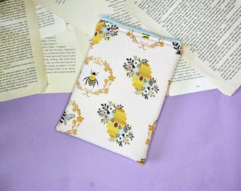 Bee Kindle Cover, Zipper E-reader Pouch, Bibliophile Merch, Reader Accessories, Reading Gift for Her, Paperwhite Sleeve, Bookish Merch