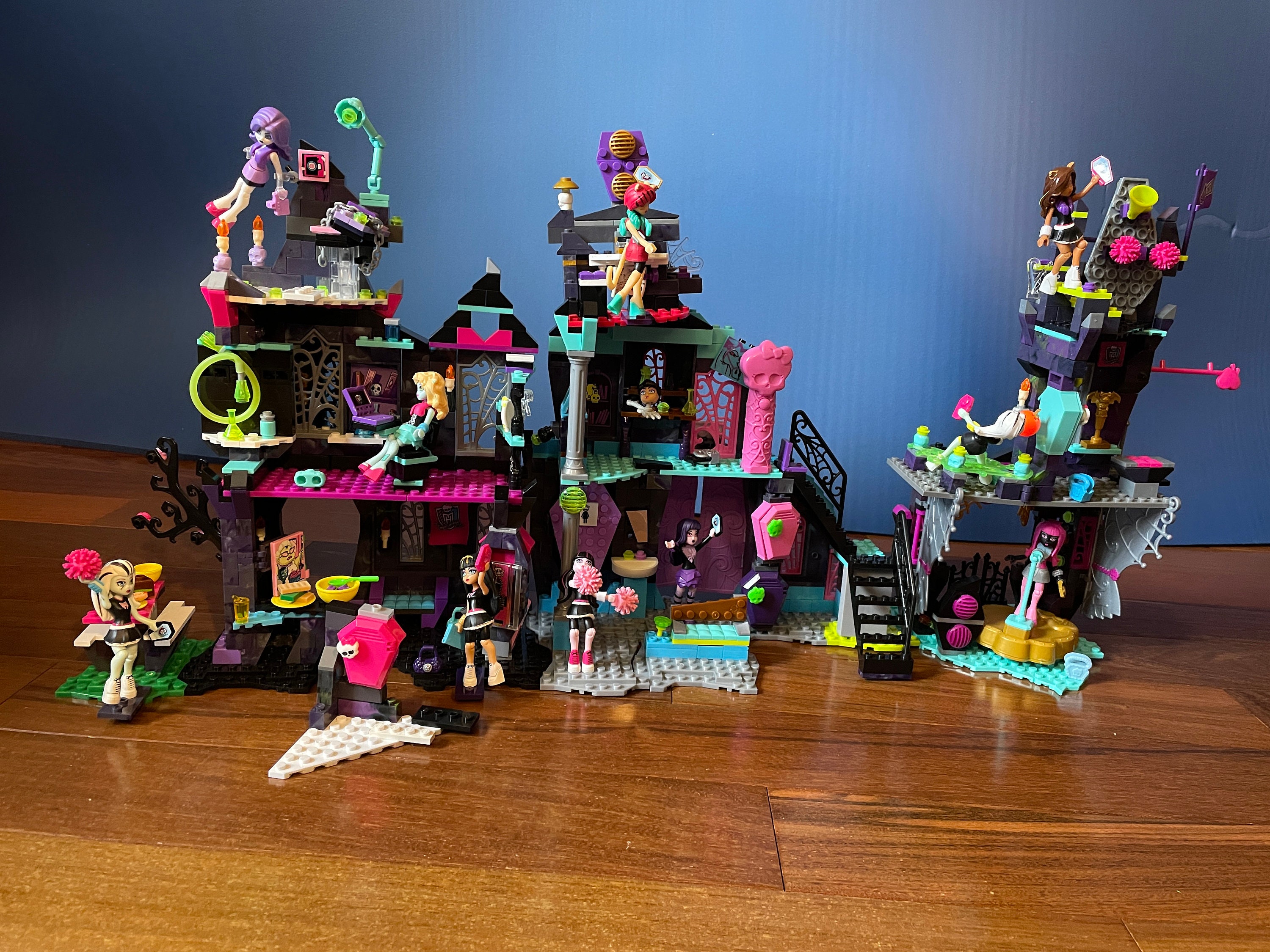Mega Bloks Monster High 8 Sets that stack on each other. 4 other sets. Some have the boxes. Includes all manuals. Used