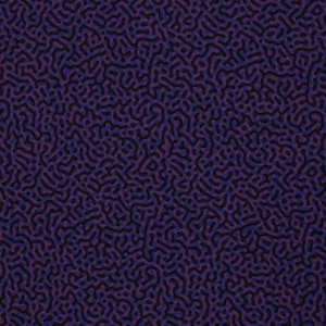 Könnte beinhalten: Abstraktes Muster mit einem sich wiederholenden Design aus dunkelblauen und schwarzen organischen Formen. Die Formen erzeugen ein strukturiertes, flächendeckendes Muster vor einem tiefvioletten Hintergrund. Das Design hat eine moderne, künstlerische Ausstrahlung.