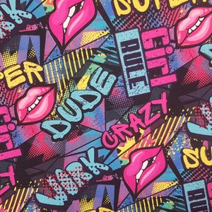 Puede incluir: Un fondo negro con un estampado gráfico colorido que presenta labios, formas geométricas y palabras como "Dude", "Super", "Crazy" y "Girl Rule".