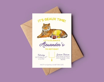 Może przedstawiać: Zaproszenie urodzinowe z ilustracją tygrysa, piłki nożnej i kasku. Tekst brzmi "IT'S GEAUX TIME!" i "LET'S CELEBRATE Alexander's 7th BIRTHDAY!". Zawiera szczegóły wydarzenia i informacje RSVP na kremowej karcie.