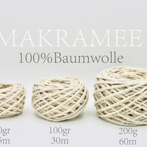 Könnte beinhalten: Drei Knäuel aus natürlicher Baumwollschnur, beschriftet mit 50gr 15m, 100gr 30m und 200g 60m. Der Text "MAKRAMEE 100% Baumwolle" befindet sich über den Knäueln.