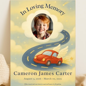 Può includere: Una stampa commemorativa con la foto di un bambino sorridente, un'auto rossa con le ali e la scritta "In Loving Memory". La stampa include il nome "Cameron James Carter" e le date "3 agosto 2016 - 10 marzo 2025."