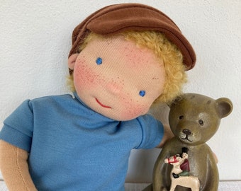 Muñeca ERIK 32 cm 12" muñeca de deseo hecha a mano a pedido, muñeco de trapo según estilo Waldorf, tonos tierra, cabello rubio, ojos azules Montessori