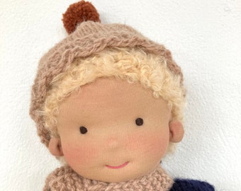 Muñeca THEO 38 cm 15" muñeca de trapo anatómica según estilo Waldorf, niño, muñeca de aprendizaje, pelo rubio de mohair, ojos marrones, muñeca articulada