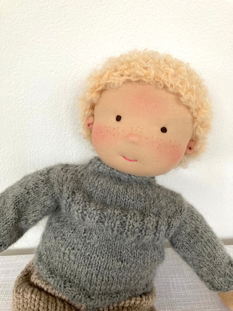 MATTIS Puppe 38 cm 15 Waldorfpuppe Junge, handgemacht aus Stoff, mit blonden Mohair Haaren, braunen Augen, Gliederpuppe, bio, nachhaltig Bild 6