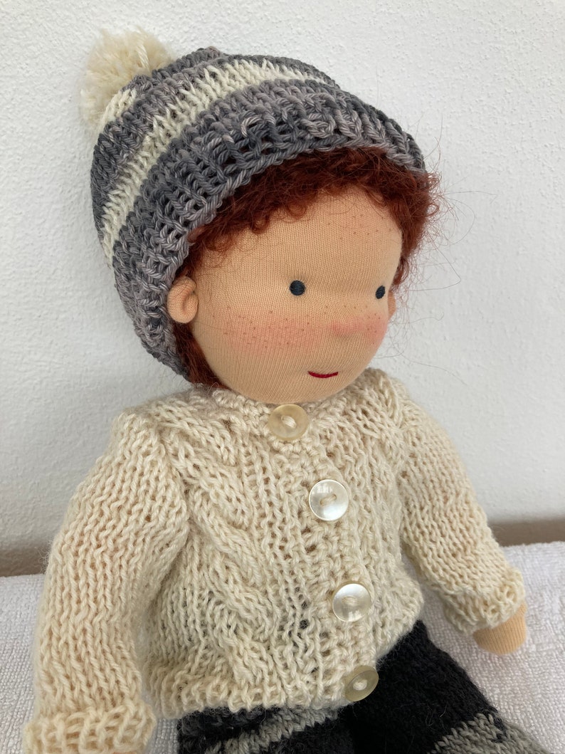 Muñeca TILL 32 cm 13 cabello castaño ojos grises niño estilo Waldorf Waldorf Steiner muñeca de tela muñeca bebé niño Waldorf muñeca hecha a mano muñeca articulada imagen 3