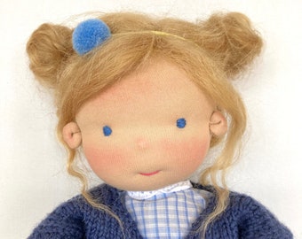 MAYA bambola 42 cm 16" bambola di pezza Waldorf, toni della terra, Acufactum, con lunghi capelli di mohair biondo chiaro, occhi azzurri, bambola dei desideri in stile Waldorf