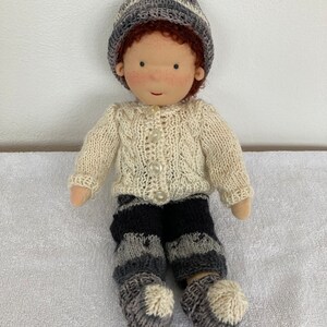 Muñeca TILL 32 cm 13 cabello castaño ojos grises niño estilo Waldorf Waldorf Steiner muñeca de tela muñeca bebé niño Waldorf muñeca hecha a mano muñeca articulada imagen 2