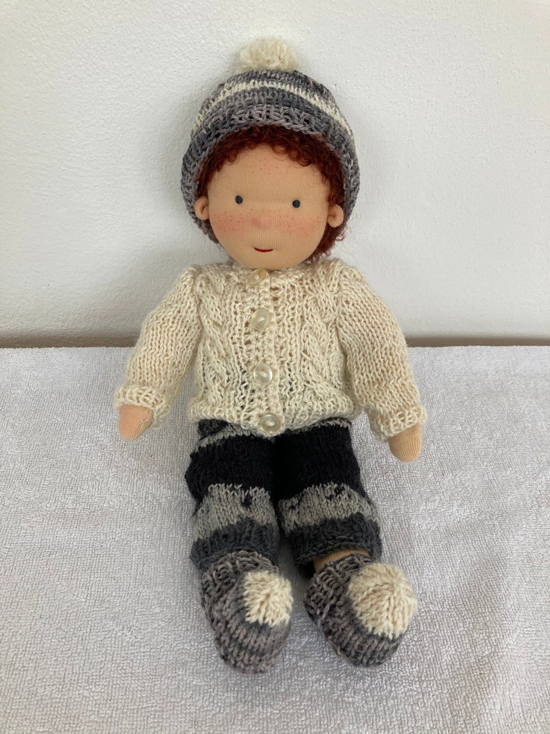 Muñeca TILL 32 cm 13 cabello castaño ojos grises niño estilo Waldorf Waldorf Steiner muñeca de tela muñeca bebé niño Waldorf muñeca hecha a mano muñeca articulada imagen 2