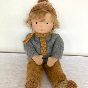 JOSHI Puppe 36 cm, 14 handmade Waldorfpuppe WUNSCHPUPPE, Junge, Öko, Erdfarben, blonde lockige Mohair Haare, dunkelblaue Augen, Geschenk Bild 2