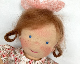 LUCY Puppe 33 cm 13“ Waldorfpuppe, Puppe auf Bestellung, hellbraune rötliche lange Mohair Haare, blaue Augen, Gliederpuppe, Montessori