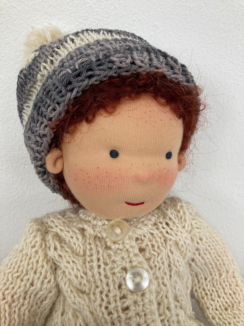 Muñeca TILL 32 cm 13 cabello castaño ojos grises niño estilo Waldorf Waldorf Steiner muñeca de tela muñeca bebé niño Waldorf muñeca hecha a mano muñeca articulada imagen 4