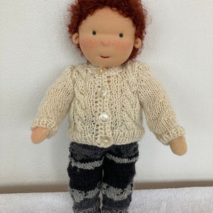 Muñeca TILL 32 cm 13 cabello castaño ojos grises niño estilo Waldorf Waldorf Steiner muñeca de tela muñeca bebé niño Waldorf muñeca hecha a mano muñeca articulada imagen 5