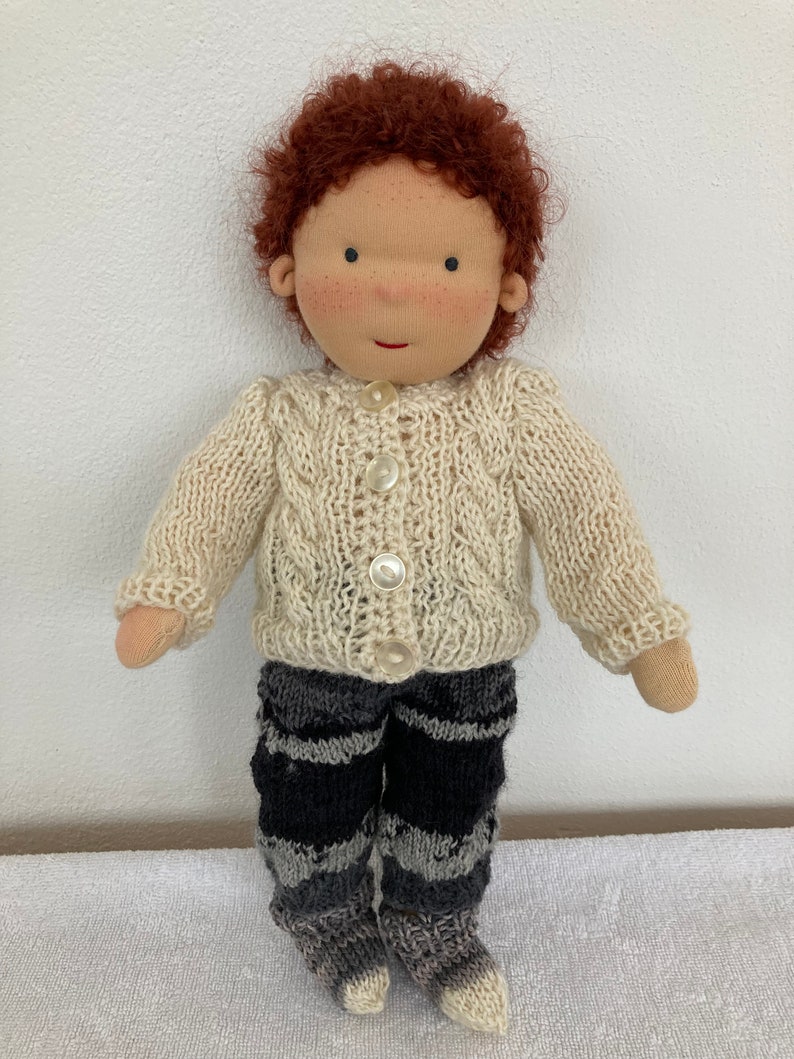 Muñeca TILL 32 cm 13 cabello castaño ojos grises niño estilo Waldorf Waldorf Steiner muñeca de tela muñeca bebé niño Waldorf muñeca hecha a mano muñeca articulada imagen 5