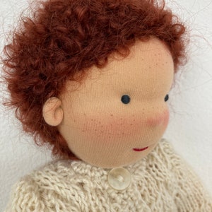 Muñeca TILL 32 cm 13 cabello castaño ojos grises niño estilo Waldorf Waldorf Steiner muñeca de tela muñeca bebé niño Waldorf muñeca hecha a mano muñeca articulada imagen 6