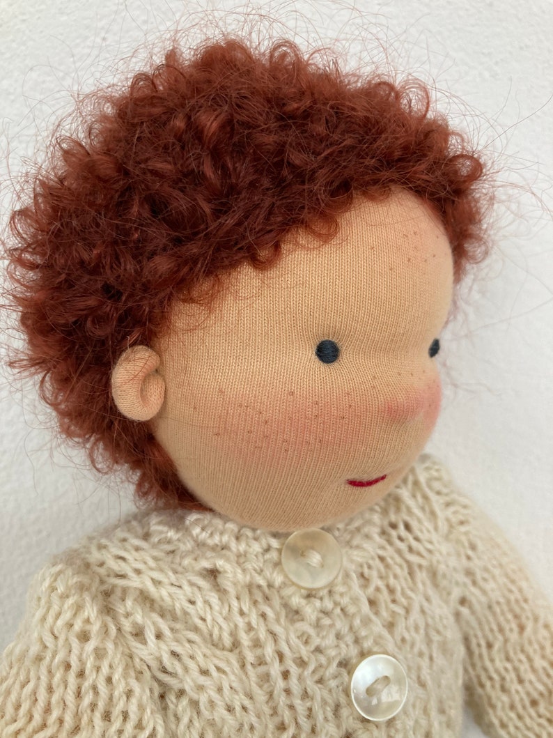 Muñeca TILL 32 cm 13 cabello castaño ojos grises niño estilo Waldorf Waldorf Steiner muñeca de tela muñeca bebé niño Waldorf muñeca hecha a mano muñeca articulada imagen 6