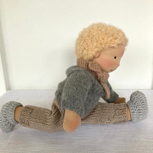 MATTIS Puppe 38 cm 15 Waldorfpuppe Junge, handgemacht aus Stoff, mit blonden Mohair Haaren, braunen Augen, Gliederpuppe, bio, nachhaltig Bild 8