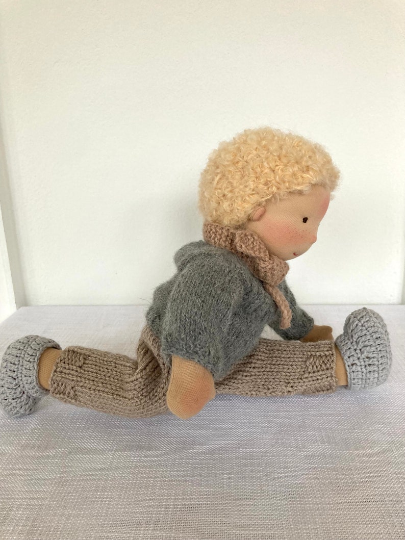 MATTIS Puppe 38 cm 15 Waldorfpuppe Junge, handgemacht aus Stoff, mit blonden Mohair Haaren, braunen Augen, Gliederpuppe, bio, nachhaltig Bild 8