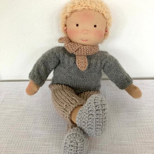 MATTIS Puppe 38 cm 15 Waldorfpuppe Junge, handgemacht aus Stoff, mit blonden Mohair Haaren, braunen Augen, Gliederpuppe, bio, nachhaltig Bild 9