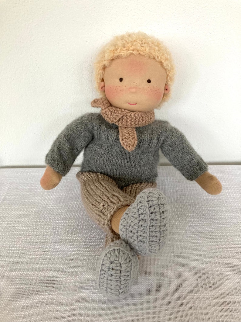 MATTIS Puppe 38 cm 15 Waldorfpuppe Junge, handgemacht aus Stoff, mit blonden Mohair Haaren, braunen Augen, Gliederpuppe, bio, nachhaltig Bild 9