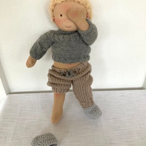 MATTIS Puppe 38 cm 15 Waldorfpuppe Junge, handgemacht aus Stoff, mit blonden Mohair Haaren, braunen Augen, Gliederpuppe, bio, nachhaltig Bild 7