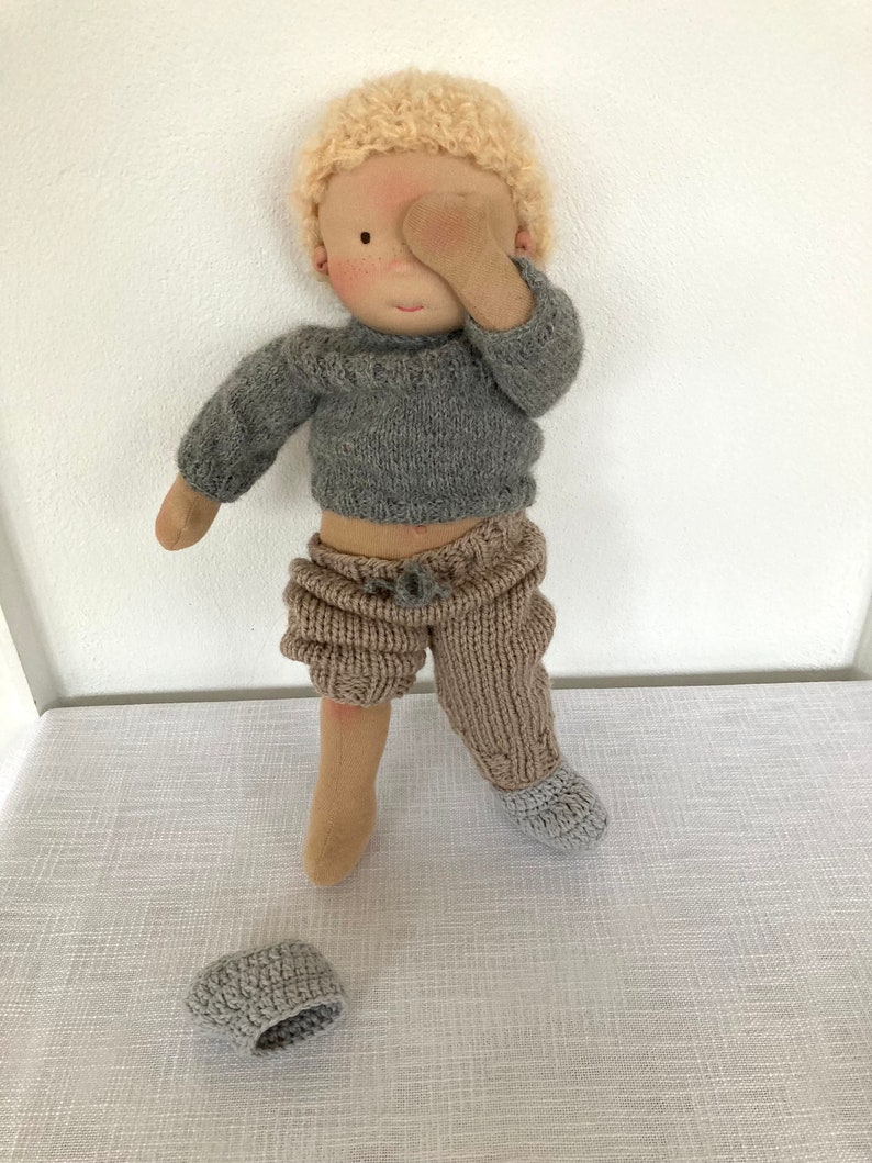 MATTIS Puppe 38 cm 15 Waldorfpuppe Junge, handgemacht aus Stoff, mit blonden Mohair Haaren, braunen Augen, Gliederpuppe, bio, nachhaltig Bild 7