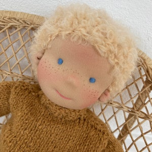 LEVI Puppe 28 cm 10 handmade Wunschpuppe Waldorfpuppe Junge, individuelle Stoffpuppe, Erdtöne, gestrickte Kleidung blonde Haare blaue Augen Bild 1