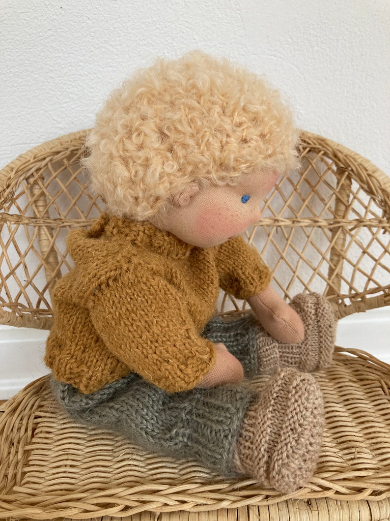 LEVI Puppe 28 cm 10 handmade Wunschpuppe Waldorfpuppe Junge, individuelle Stoffpuppe, Erdtöne, gestrickte Kleidung blonde Haare blaue Augen Bild 5