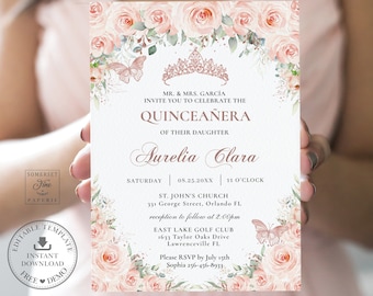 Könnte beinhalten: Eine rosafarbene und weiße florale Quinceañera-Einladung mit einer goldenen Krone und Schmetterlingen. Die Einladung enthält den Text "MR. & MRS. GARCÍA INVITE YOU TO CELEBRATE THE QUINCEAÑERA OF THEIR DAUGHTER Aurelia Clara" und Details zur Veranstaltung, einschließlich Datum, Uhrzeit und Ort.