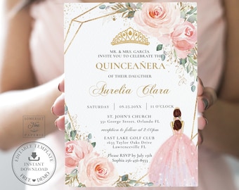 Könnte beinhalten: Eine Quinceañera-Einladung mit einem goldenen geometrischen Rahmen und rosafarbenen floralen Akzenten. Die Einladung enthält den Text "MR. & MRS. GARCIA INVITE YOU TO CELEBRATE THE QUINCEAÑERA OF THEIR DAUGTHER Aurelia Clara" sowie Details zur Veranstaltung, einschließlich Datum, Uhrzeit und Ort.