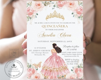 Könnte beinhalten: Eine weiße Quinceañera-Einladungskarte mit einem goldenen Diadem, rosa Rosen und einem goldenen Schmetterling. Der Text lautet: Mr. & Mrs. Garcia invite you to celebrate the Quinceañera of their daughter Aurelia Clara, Saturday, September 23, 20XX.