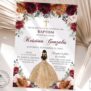 Könnte beinhalten: Eine weiße Taufeinladung mit einem goldenen Kreuz, burgunderfarbenen und orangefarbenen Blumen und einem goldenen Glitzerkleid. Der Text lautet "Bitte feiern Sie mit uns die Taufe unserer Tochter Kristina Gonzales, Samstag, 23. September 20XX, Messe um 11 Uhr, St. John's Church, 331 George Street, Orlando FL, Empfang im Anschluss um 14:00 Uhr, East Lake Golf Club, 1633 Taylor Oaks Drive, Lawrenceville FL, RSVP an Sophia 256-456-8933 bis zum 15. Juli".