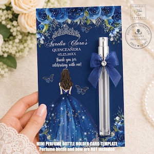 Puede incluir: Una tarjeta azul marino con una ilustración en acuarela de una persona con vestido de gala, rosas azules, mariposas y una tiara plateada. El texto dice Aurelia Clara's Quinceañera 03.23.20XX. Un frasco de perfume transparente con un lazo azul.