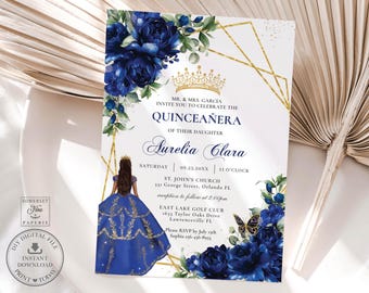 Puede incluir: Una invitación de quinceañera con un diseño floral azul real y dorado. La invitación presenta el texto "Mr. & Mrs. Garcia le invitan a celebrar la Quinceañera de su hija Aurelia Clara". Se incluye un gráfico de una niña con un vestido azul.