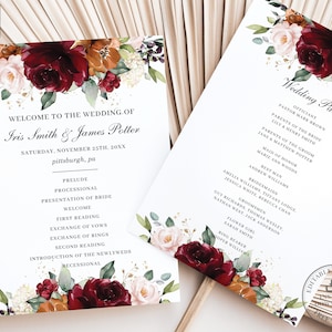 Pode incluir: Programa da cerimônia de casamento com design floral em tons de bordô, rosa e laranja. O programa lista a ordem dos eventos, o celebrante, a festa de casamento e os nomes Iris Smith e James Potter. O texto "Bem-vindos ao casamento de" está no topo do programa.
