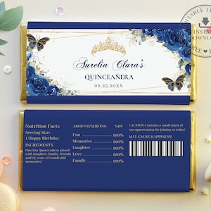 Puede incluir: Envoltorio de barra de chocolate Quinceañera azul y dorado con una corona dorada, mariposas y diseños florales. El envoltorio dice "Aurelia Clara's Quinceañera 08.25.20XX".