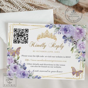 Puede incluir: Una tarjeta RSVP blanca con un borde dorado y un diseño floral morado. La tarjeta incluye un código QR, una corona dorada y el texto "Kindly Reply by October 25th, 20XX".