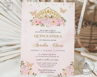 Könnte beinhalten: Eine rosafarbene und goldene Quinceañera-Einladung mit einem Blumendesign und einer goldenen Krone. Die Einladung enthält den Text "MR. & MRS. GARCÍA INVITE YOU TO CELEBRATE THE QUINCEAÑERA OF THEIR DAUGHTER Surelia Clara" sowie Details zur Veranstaltung, einschließlich Datum, Uhrzeit und Ort. Die Einladung enthält auch einen Hinweis, sich bis zum 15. Juli anzumelden.