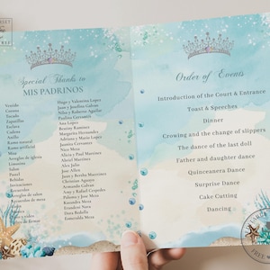 Op de afbeelding: Een lichtblauwe en witte aquarel achtergrond met een kroon en schelpen. De tekst "Special Thanks to MIS PADRINOS" staat aan de linkerkant van de pagina. De tekst "Order of Events" staat aan de rechterkant van de pagina. De tekst geeft de volgorde van de gebeurtenissen voor een Quinceañera-viering weer.
