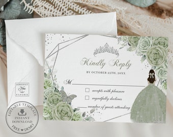 Puede incluir: Una tarjeta RSVP verde y plateada con un diseño floral y una corona. La tarjeta tiene una sección para el nombre del invitado, una casilla para aceptar o rechazar la invitación y un espacio para escribir el número de invitados que asistirán. El texto de la tarjeta dice "Kindly Reply by October 25th, 20XX".