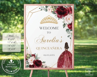 Peut inclure: Une pancarte d'accueil imprimable pour une Quinceañera avec un cadre géométrique doré, des fleurs bordeaux et blush, et une couronne dorée. Le texte indique "Bienvenue à Aurelia's Quinceañera 09.08.20XX".