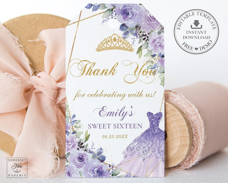 Op de afbeelding: Paarse en gouden bedankkaart met een bloemenmotief en een kroon. De kaart zegt "Bedankt voor het vieren met ons! Emily's Sweet Sixteen 08.25.20XX"