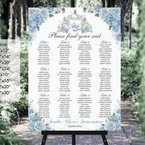 Op de afbeelding: Een zitplaatsindeling voor een quinceañera, met een bloemmotief van blauwe rozen en elegant schrift. Het bord leest "Please find your seat" en bevat gastnamen georganiseerd per tafelnummer. De datum van het evenement wordt weergegeven.