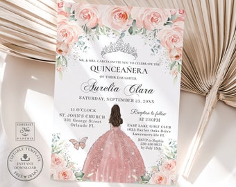 Könnte beinhalten: Eine Quinceañera-Einladung mit einem rosa-weißen Blumendesign. Die Einladung zeigt eine Tiara, eine Aquarell-Illustration einer jungen Frau in einem rosa Kleid und den Text "Aurelia Clara" in einer dekorativen Schriftart. Die Einladung enthält auch Details zur Veranstaltung, wie Datum, Uhrzeit und Ort.