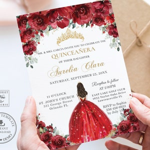 Pode incluir: Um convite para uma Quincea&ntilde;era com um esquema de cores vermelho e dourado. O convite apresenta uma ilustra&ccedil;&atilde;o em aquarela de uma jovem com um vestido de baile vermelho e uma coroa dourada. O texto no convite diz "Mr. & Mrs. Garcia convidam voc&ecirc; a celebrar a Quincea&ntilde;era de sua filha Aurelia Clara, s&aacute;bado, 23 de setembro de 20XX".
