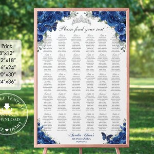 Op de afbeelding: Een blauwe en witte bloemen Quinceañera zitplaatskaart met een zilveren kroon en vlinders. De kaart geeft de tafelnummers en gasten namen weer. De tekst onderaan luidt "Surelia Clara's Quinceañera 09.08.20xx".