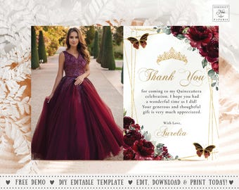 Könnte beinhalten: Eine Dankeskarte mit goldenem Rahmen und burgunderfarbenem Blumendesign. Der Text lautet "Vielen Dank, dass Sie zu meiner Quinceañera-Feier gekommen sind. Ich hoffe, Sie hatten eine schöne Zeit, so wie ich! Ihr großzügiges und liebevolles Geschenk wird sehr geschätzt. Mit Liebe, Aurelia".