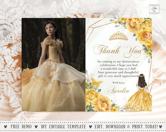 Könnte beinhalten: Eine Dankeskarte mit einem goldenen und gelben Blumendesign. Die Karte zeigt eine Krone, einen Schmetterling und ein Mädchen in einem gelben Kleid. Der Text auf der Karte lautet: "Vielen Dank, dass Sie zu meiner Quinceañera-Feier gekommen sind. Ich hoffe, Sie hatten eine schöne Zeit, so wie ich! Ihr großzügiges und durchdachtes Geschenk wird sehr geschätzt. Mit Liebe, Aurelia."